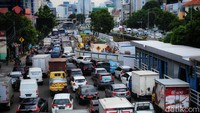 Jalan menyempit akibat adanya proyek MRT fase 2.