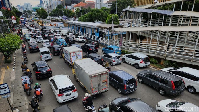 Kemacetan terjadi setiap hari di Jalan Hayam Wuruk dan Jalan Gajah Mada, Jakarta. kemacetan ini disebabkan adanya proyek MRT fase 2.