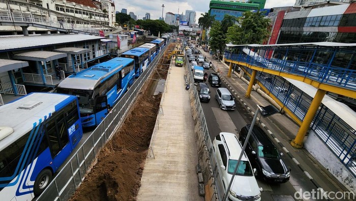 Kemacetan terjadi setiap hari di Jalan Hayam Wuruk dan Jalan Gajah Mada, Jakarta. kemacetan ini disebabkan adanya proyek MRT fase 2.