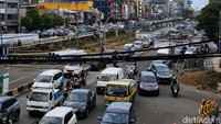 Para pengendara melintas di jalur kemacetan di Jalan Hayam Wuruk dan Jalan Gajah Mada, Jakarta, Jumat (20/1/2023).