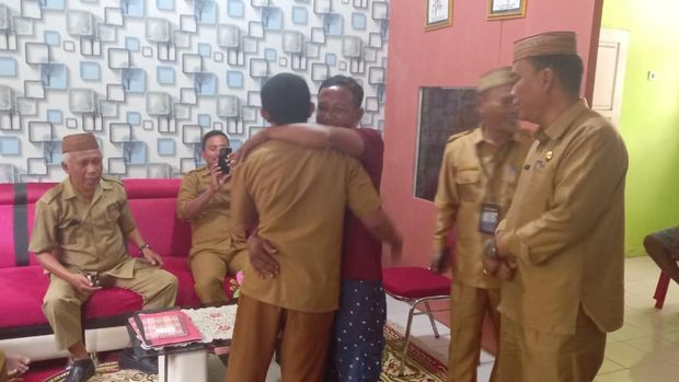 Proses mediasi guru SD Negeri 13 Paguyuman dengan ortu siswa.