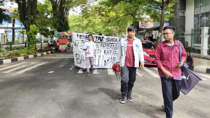 Protes jalan rusak, pemuda di Lebak jalan kaki 98 kilometer. (Fathul Rizkoh/detikcom)