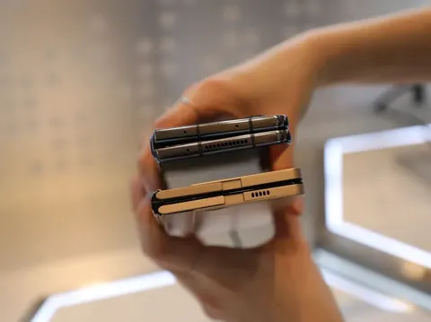 Prototipe HP layar lipat Samsung bisa diputar 360 derajat