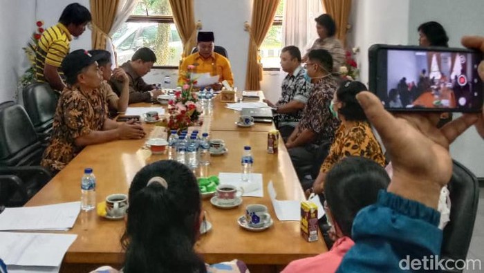 Rapat dengar pendapat 16 nakes PPPK Tana Toraja yang dianulir kelulusannya.