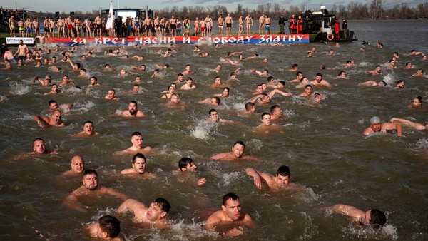 Berenang di sungai sedingin es adalah ritual tahunan yang diadakan di banyak negara penganut Kristen Ortodoks selama perayaan Epiphany.  