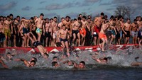Umat Kristen Ortodoks berenang untuk mengambil salib di Sungai Danube di Beograd, Serbia, Rabu (19/1/2023).  