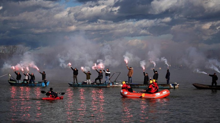 Rayakan Hari Epiphany, Warga Serbia Serempak Berenang di Sungai ES Christian Orthodox believers swim to retrieve a cross from the cold waters of the Danube River in Belgrade on January 19, 2023, as part of Orthodox Epiphany celebrations. (Photo by OLIVER BUNIC / AFP) (Photo by OLIVER BUNIC/AFP via Getty Images)