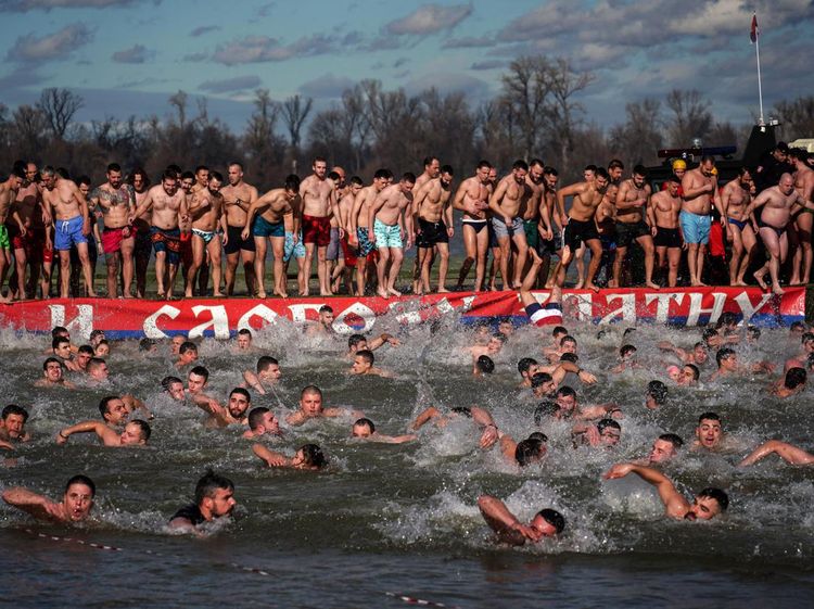 Rayakan Hari Epiphany, Warga Serbia Serempak Berenang di Sungai Es
