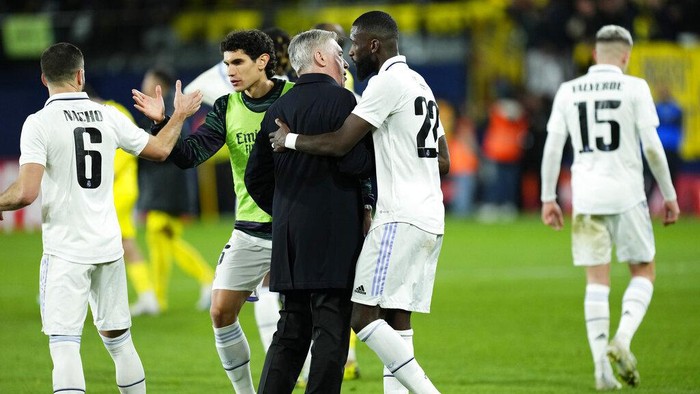 Real Madrids head coach Carlo Ancelotti celebrates with Real Madrids Antonio Ruediger at the end of the Copa del Rey round of 16 soccer match between Villarreal CF and Real Madrid at La Ceramica stadium in Villarreal, Spain, Thursday, Jan. 19, 2023. Real Madrid won 3-2. (AP Photo/Jose Breton)