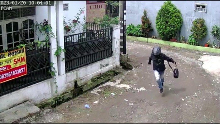 Rekaman CCTV maling di Bogor coba kabur usai kepergok pemilik rumah (dok. Istimewa)