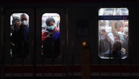 Penumpang menaiki KRL Commuter Line di Jakarta, Kamis (19/1/2023). Setiap hari kerja, penumpang selalu memadati kereta tersebut.