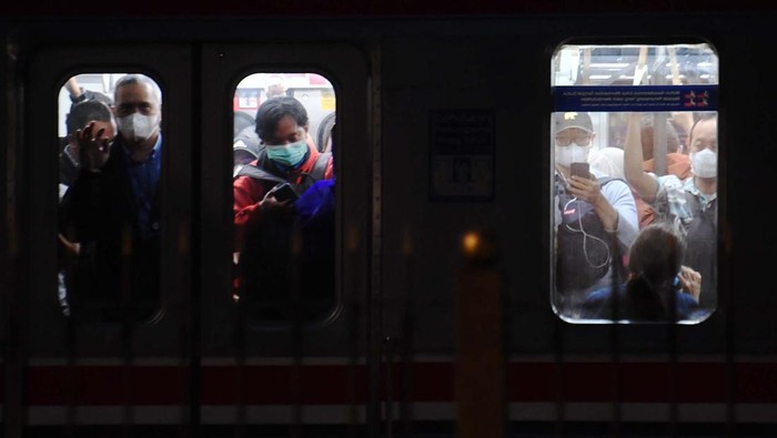RENCANA PERBEDAAN TARIF PENUMPANG KRL Penumpang menaiki KRL Commuter Line di Jakarta, Kamis (19/1/2023). Kementerian Perhubungan masih mengkaji dan mendiskusikan dengan beberapa pihak dalam penerapan perbedaan tarif KRL Commuter Line untuk masyarakat mampu atau orang kaya dan kelompok miskin dengan alasan pemberian subsidi tarif KRL yang lebih tepat sasaran. ANTARA FOTO/Hafidz Mubarak A/YU