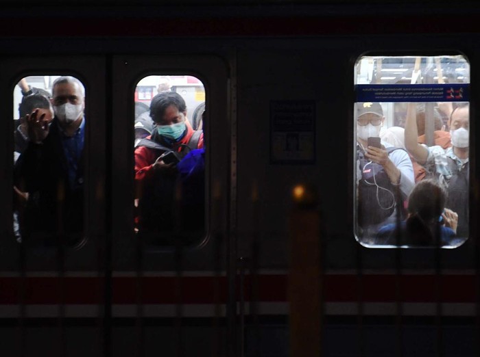 Penumpang menaiki KRL Commuter Line di Jakarta, Kamis (19/1/2023). Kementerian Perhubungan masih mengkaji dan mendiskusikan dengan beberapa pihak dalam penerapan perbedaan tarif KRL Commuter Line untuk masyarakat mampu atau orang kaya dan kelompok miskin dengan alasan pemberian subsidi tarif KRL yang lebih tepat sasaran. ANTARA FOTO/Hafidz Mubarak A/YU