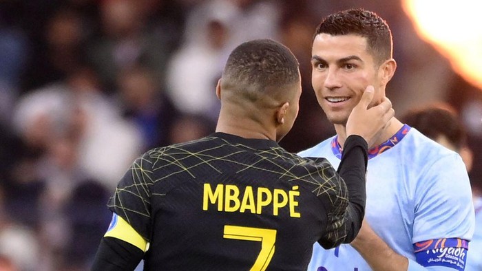 TOPSHOT - Paris Saint-Germains French forward Kylian Mbappe (C) greets Riyadh All-Stars Portuguese forward Cristiano Ronaldo (R) during the Riyadh Season Cup football match between the Riyadh All-Stars and Paris Saint-Germain at the King Fahd Stadium in Riyadh on January 19, 2023. (Photo by FRANCK FIFE / AFP) (Photo by FRANCK FIFE/AFP via Getty Images)