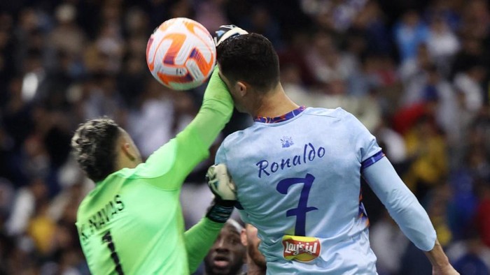 Riyadh All-Stars Portuguese forward Cristiano Ronaldo (R)collides with Paris Saint-Germains Costa Rican goalkeeper Keylor Navas (L) during the Riyadh Season Cup football match between the Riyadh All-Stars and Paris Saint-Germain at the King Fahd Stadium in Riyadh on January 19, 2023. (Photo by Giuseppe CACACE / AFP)