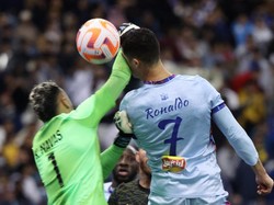 Cristiano Ronaldo juga sempat terlibat insiden dengan Keylor Navas. Wajahnya memar usai mendapat tinjuan dari mantan rekannya di Real Madrid (Foto: AFP/GIUSEPPE CACACE)