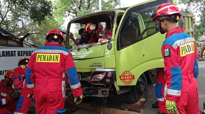 Satu unit truk pengangkut tanah menabrak pohon di kawasan Cilangkap, Jakarta Timur (Jaktim). Akibat kecelakaan itu, sopir truk bernama Amor (46) terjepit. (dok Damkar Jaktim)