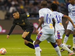 Duel penuh bintang Riyadh All Star berhadapan dengan PSG dimenangi Les Parisiens 5-4. Mereka bisa menang meski bermain dengan 10 pemain usai Juan Bernat dikartu merah (Foto: AP/Hussein Malla)