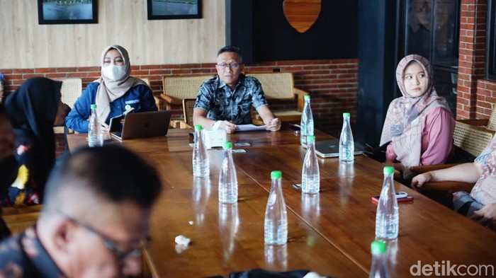 Sekda Bone Andi Islamuddin dan Kepala BPJS Kesehatan Kantor Cabang Watampone, Indira Azis Rumalutur saat rapat koordinasi penerapan UHC di Kabupaten Bone, Sulsel.