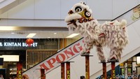 Pertunjukan barongsai digelar dalam rangka memeriahkan Imlek. 