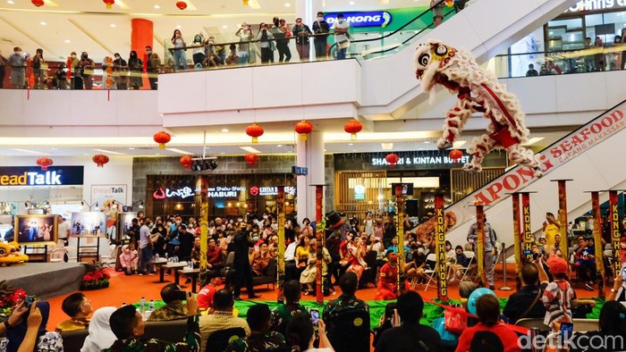 Semarak Imlek, Atraksi Barongsai Hibur Pengunjung Mal Atraksi barongsai menghibur pengunjung di pusat perbelanjaan di Serpong Utara, Tengerang Selatan, Jumat (20/1/2023). Pertunjukan ini digelar untuk memeriahkan Imlek.