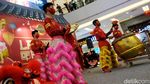 Semarak Sambut Imlek, Atraksi Barongsai Hibur Pengunjung Mal