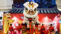 Adalah tim Kong Ha Hong yang menghibur pengunjung mal. 