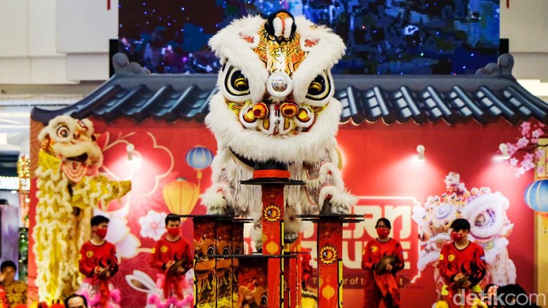 Semarak Imlek, Atraksi Barongsai Hibur Pengunjung Mal Atraksi barongsai menghibur pengunjung di pusat perbelanjaan di Serpong Utara, Tengerang Selatan, Jumat (20/1/2023). Pertunjukan ini digelar untuk memeriahkan Imlek.