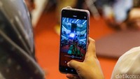 Salah seorang pengunjung merekam atraksi barongsai yang dibawakan grup ini. 