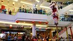Semarak Sambut Imlek, Atraksi Barongsai Hibur Pengunjung Mal