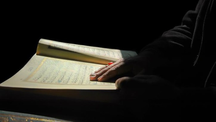 Seorang muslim membaca Al-Quran sebelum tidur.