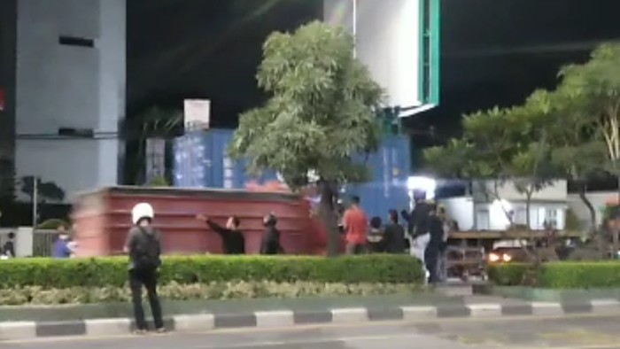 Seorang pelajar tewas tertabrak truk di Kota Bekasi, Jawa Barat (Jabar). Korban tertabrak saat menghadang truk yang melintas. (dok Pribadi/Istimewa)