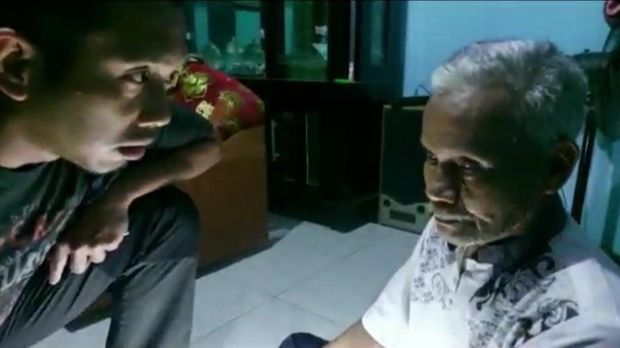 Serial killer supranatural di Bekasi dan Cianjur, Wowon (baju merah) dan Duloh (baju putih), saat ditangkap di Cianjur. (Istimewa)