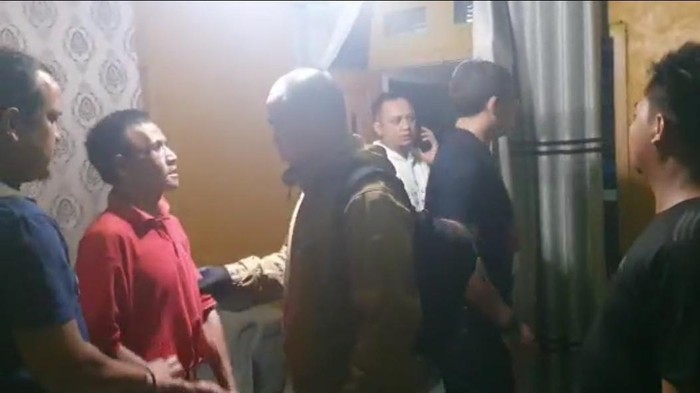 Serial killer supranatural di Bekasi dan Cianjur, Wowon (baju merah) dan Duloh (baju putih), saat ditangkap di Cianjur. (Istimewa)