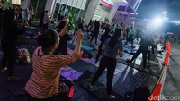 Nah, salah satu komunitas yang kerap mengadakan latihan pound fit adalah Rocca Space, salah satu venue yang dimanfaatkan untuk sesi pound fit berlokasi di GBK, Jakarta, Jumat (20/1/2023) malam. 
