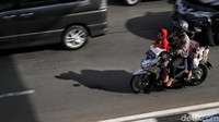 Sepeda motor itu melintas di tengah rencana penerapan jalan berbayar elektronik atau electronic road pricing (ERP) di Jakarta.