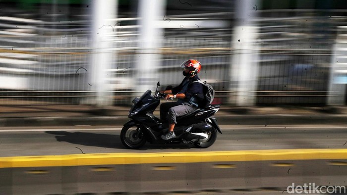 Sepeda motor melintas di antara mobil di Jalan Letjen Suprapto, Jakarta Pusat, Jumat (20/1/2023). DKI Jakarta akan menerapkan jalan berbayar elektronik atau electronic road pricing (ERP). Sepeda motor diusulkan masuk dalam kendaraan yang wajib membayar.