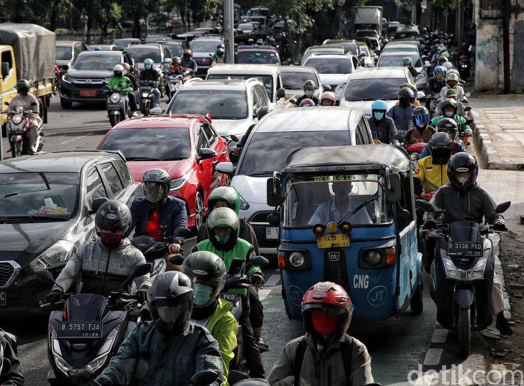 Sepeda motor melintas di antara mobil di Jalan Letjen Suprapto, Jakarta Pusat, Jumat (20/1/2023). DKI Jakarta akan menerapkan jalan berbayar elektronik atau electronic road pricing (ERP). Sepeda motor diusulkan masuk dalam kendaraan yang wajib membayar.