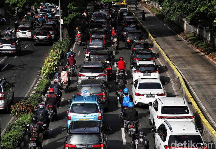 Sepeda motor melintas di antara mobil di Jalan Letjen Suprapto, Jakarta Pusat, Jumat (20/1/2023). DKI Jakarta akan menerapkan jalan berbayar elektronik atau electronic road pricing (ERP). Sepeda motor diusulkan masuk dalam kendaraan yang wajib membayar.