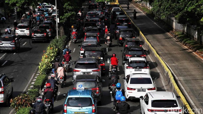 Sepeda motor melintas di antara mobil di Jalan Letjen Suprapto, Jakarta Pusat, Jumat (20/1/2023). DKI Jakarta akan menerapkan jalan berbayar elektronik atau electronic road pricing (ERP). Sepeda motor diusulkan masuk dalam kendaraan yang wajib membayar.