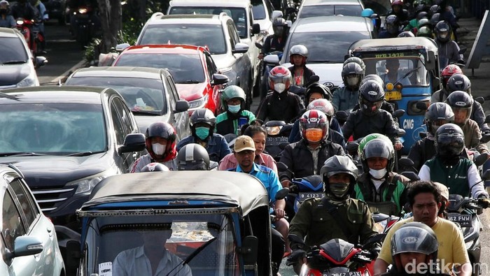 Sepeda motor melintas di antara mobil di Jalan Letjen Suprapto, Jakarta Pusat, Jumat (20/1/2023). DKI Jakarta akan menerapkan jalan berbayar elektronik atau electronic road pricing (ERP). Sepeda motor diusulkan masuk dalam kendaraan yang wajib membayar.