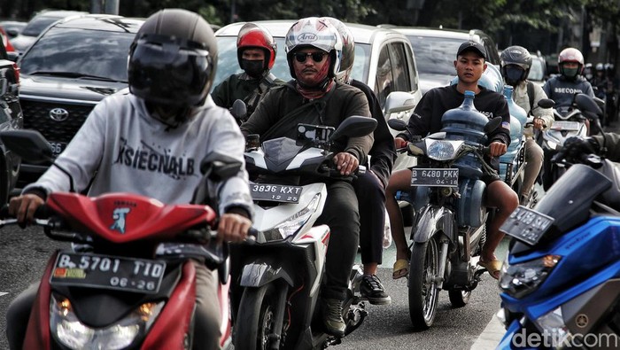 Siap-siap Bayar! ERP Jakarta Akan Sasar Sepeda Motor Sepeda motor melintas di antara mobil di Jalan Letjen Suprapto, Jakarta Pusat, Jumat (20/1/2023). DKI Jakarta akan menerapkan jalan berbayar elektronik atau electronic road pricing (ERP). Sepeda motor diusulkan masuk dalam kendaraan yang wajib membayar.