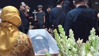 Nano Riantiarno meninggal dunia tadi pagi pukul 06.58 WIB di kediaman pribadinya kawasan Bintaro, Jakarta Selatan.  Foto: Ahsan Nurrijal/ detikHOT