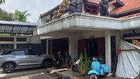 Putra sulung Nano dan Ratna Riantiarno, Rangga Bhuana, membenarkan ayahanya meninggal dunia tadi pagi. Foto: Ahsan Nurrijal/ detikHOT