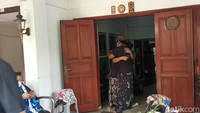 Di antaranya ada Sujiwo Tedjo yang tampak memeluk salah seorang anggota Teater Koma dan juga aktor Mathias Muchus. Foto: Ahsan Nurrijal/ detikHOT
