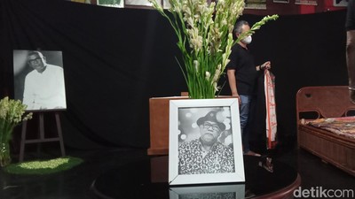Begini Suasana Rumah Duka Nano Riantiarno