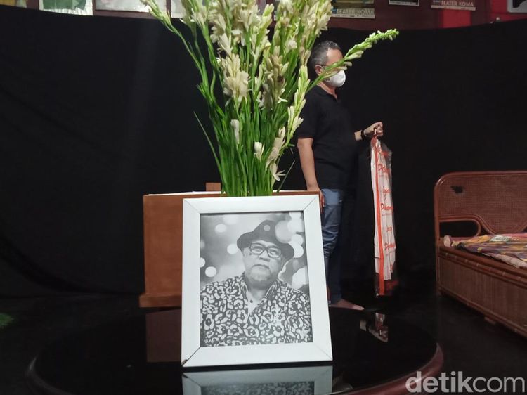 Begini Suasana Rumah Duka Nano Riantiarno