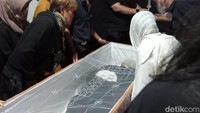 Rangga Bhuana, putra Nano dan Rangga Riantiarno mengatakan alasan dimakamkan di sana karena sudah terlebih dahulu ada makam keluarga. Foto: Ahsan Nurrijal/ detikHOT