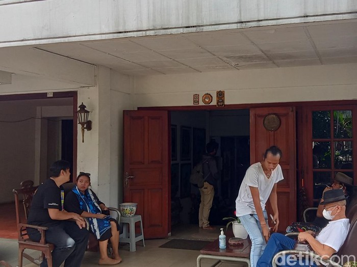 Suasana Rumah Duka Nano Riantiarno Suasana Rumah Duka Nano Riantiarno