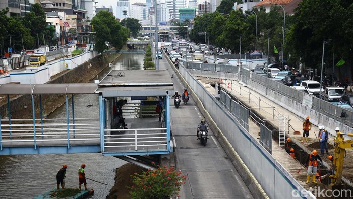 Sejumlah pengendara menerobos jalur bus TransJakarta di Gajah Mada, Jakpus, Jumat (20/1). Aksi ini dilakukan karena mereka tidak sabar menghadapi kemacetan.